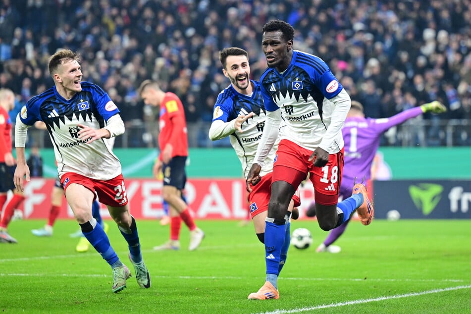 HSV-Joker Bakery Jatta (r.) traf in der 107. Minute zum 1:0 für die Rothosen.