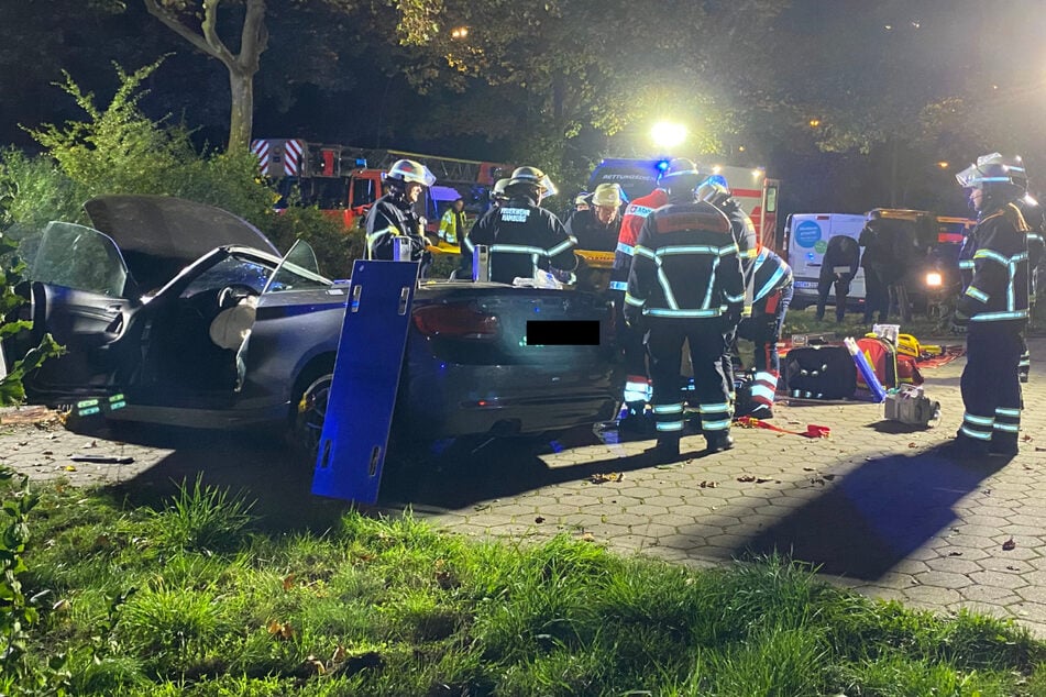 Trümmerfeld nach Autounfall: Beifahrerin schwer verletzt