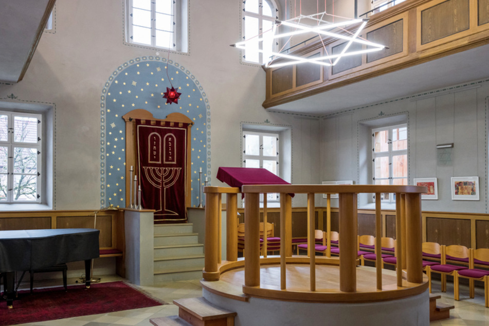 Ein Blick in die Synagoge mit dem Ahron ha-Kodesch, dem Toraschrein, hinten in der Mitte.