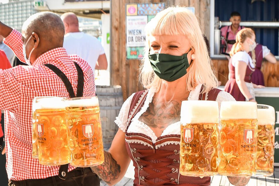 Beschluss des Bayerischen Verwaltungsgerichtshofs: Bedienungen müssen im Freien nicht unbeding eine Maske tragen. (Symbolbild)