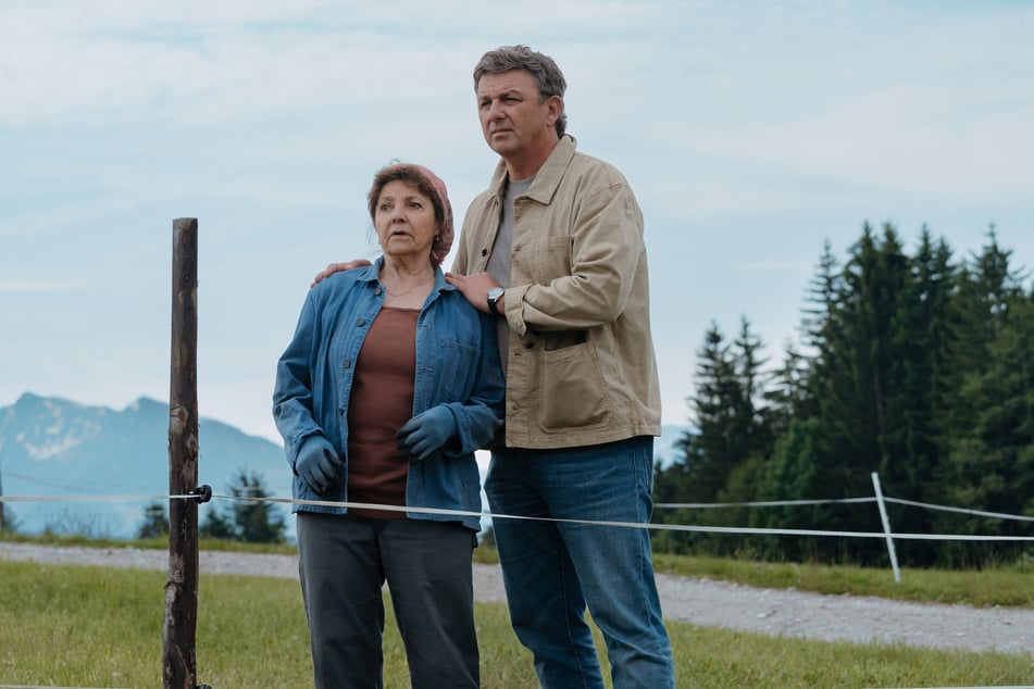 Dr. Martin Gruber (Hans Sigl, 56) und Lisbeth Gruber (Monika Baumgartner, 74) versuchen, zwischen Caro und Lilli zu vermitteln.