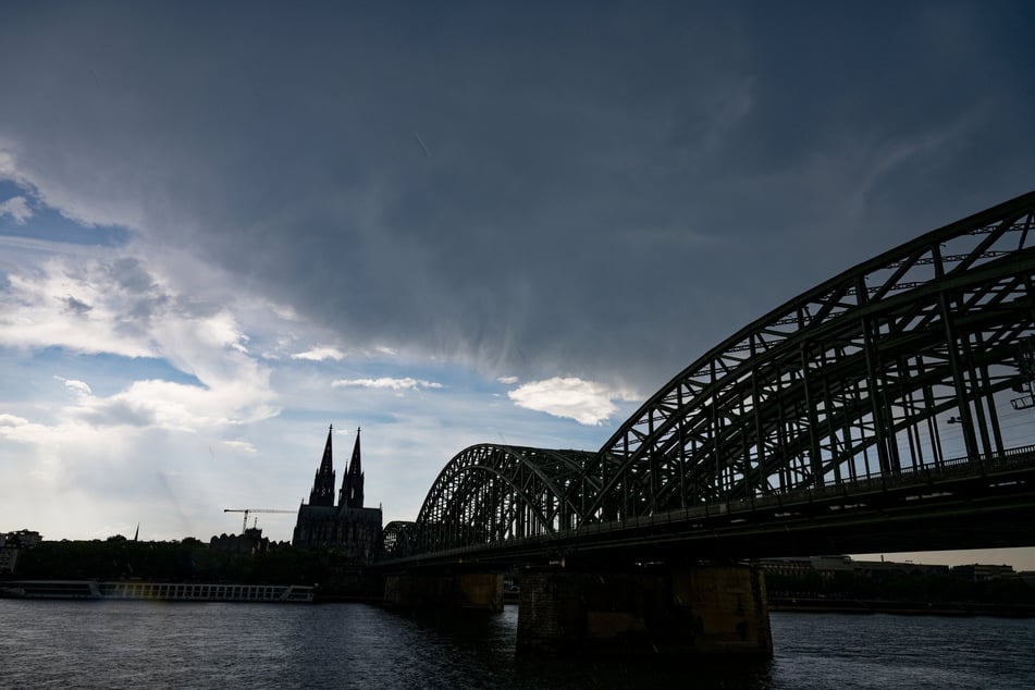 Die Sonne hat sich zum Beginn der neuen Woche Urlaub genommen - das Sommerwetter in NRW lässt zu wünschen übrig.