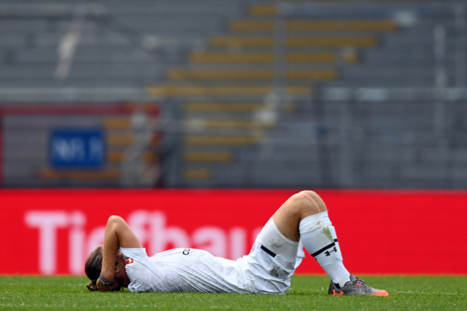 Daniel Buballa, der nach dem Abpfiff in Karlsruhe auf dem Platz liegt, muss verletzungsbedingt pausieren.