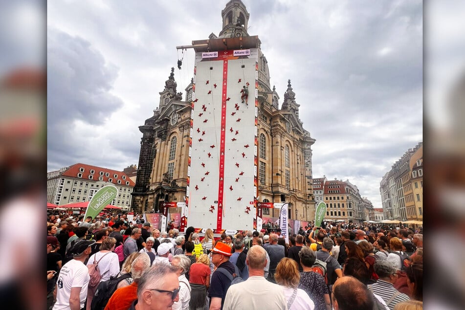 Viele Kletter-Fans kamen am Samstagmittag zur Frauenkirche.