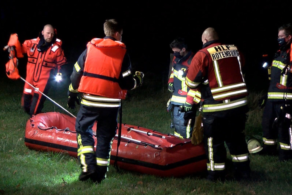 Feuerwehrleute sind mit einem Boot im Einsatz.