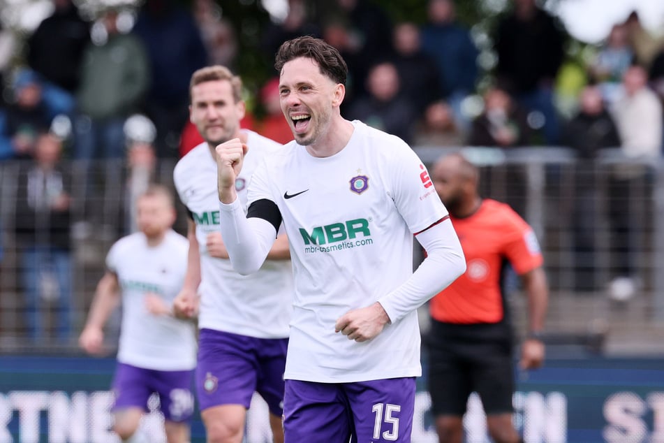 Aue-Spieler Marcel Bär jubelt nach seinem 2:3-Treffer.