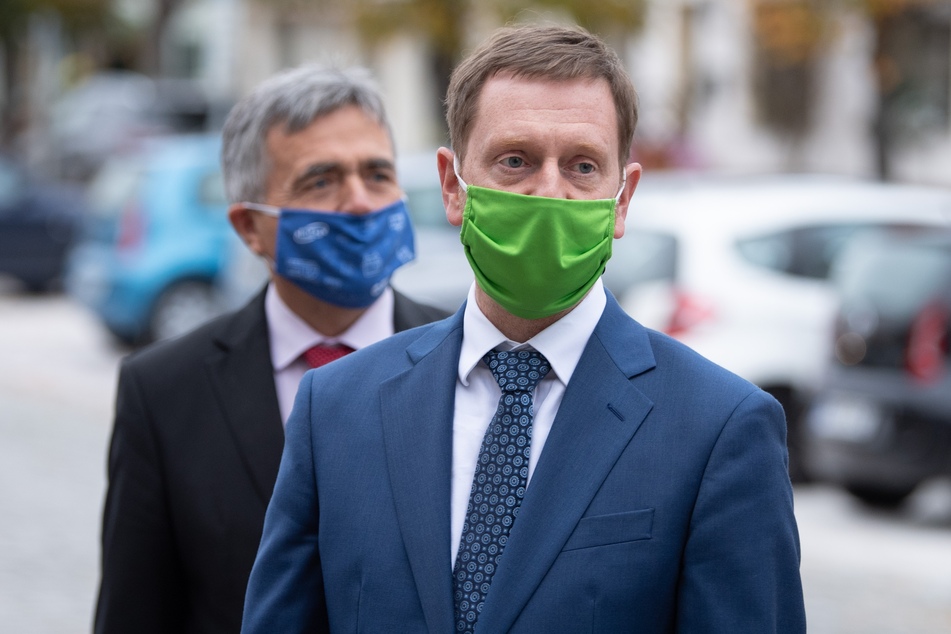 Michael Kretschmer (CDU, r.) findet die aktuellen Corona-Zahlen noch zu viel.