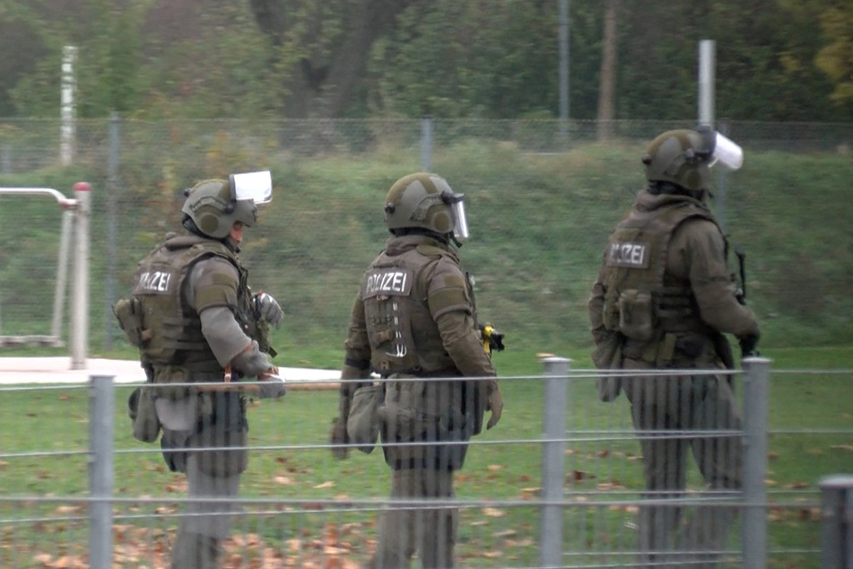 SEK-Beamte am Dienstagnachmittag. Das Einsatzkommando brach die Wohnungstür auf, nahm den Mann fest.