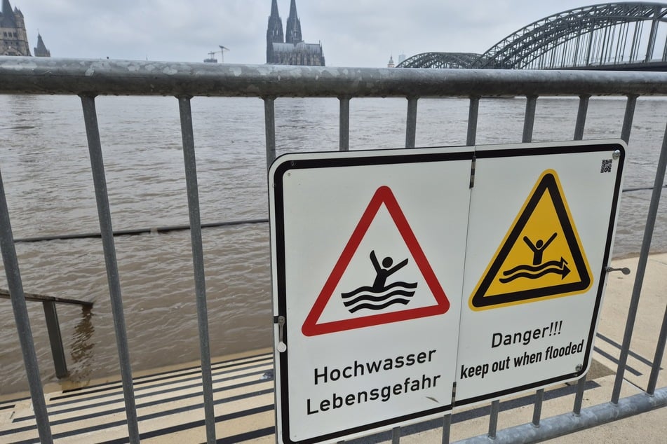 Sobald der Rheinpegel in Köln die 6,20-Meter-Marke überschreitet müssen Schiffe mit verringerter Geschwindigkeit in der Mitte des Flusses fahren.