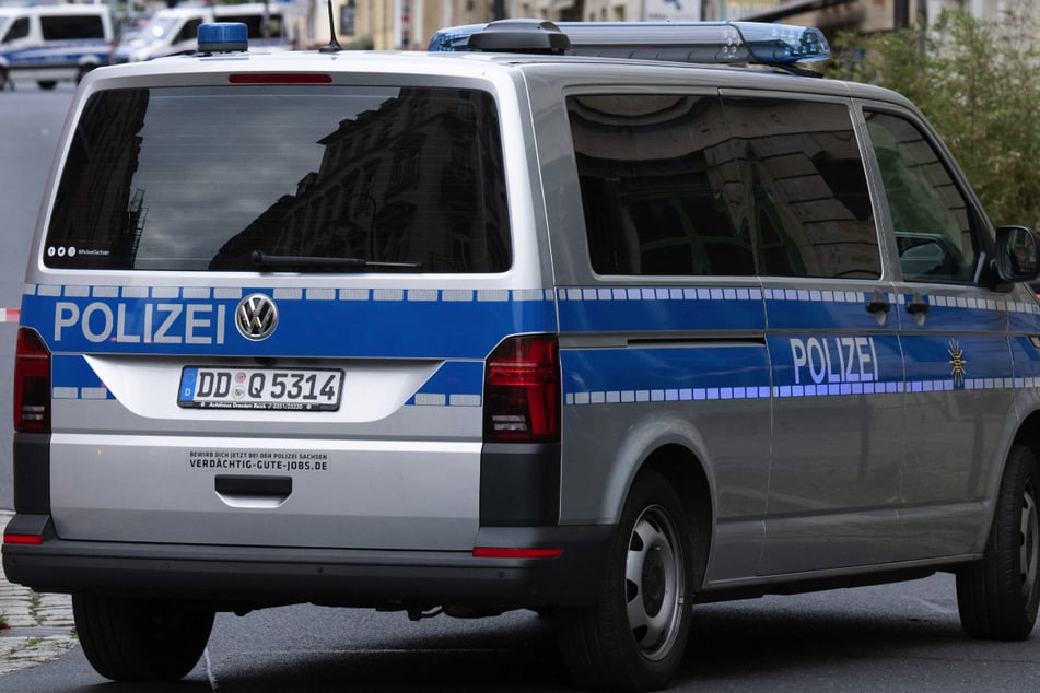 In Dresden sucht die Polizei nach einem unbekannten Täter, der erst Autokennzeichen klaute und anschließend an Tankstellen die Rechnung prellte.