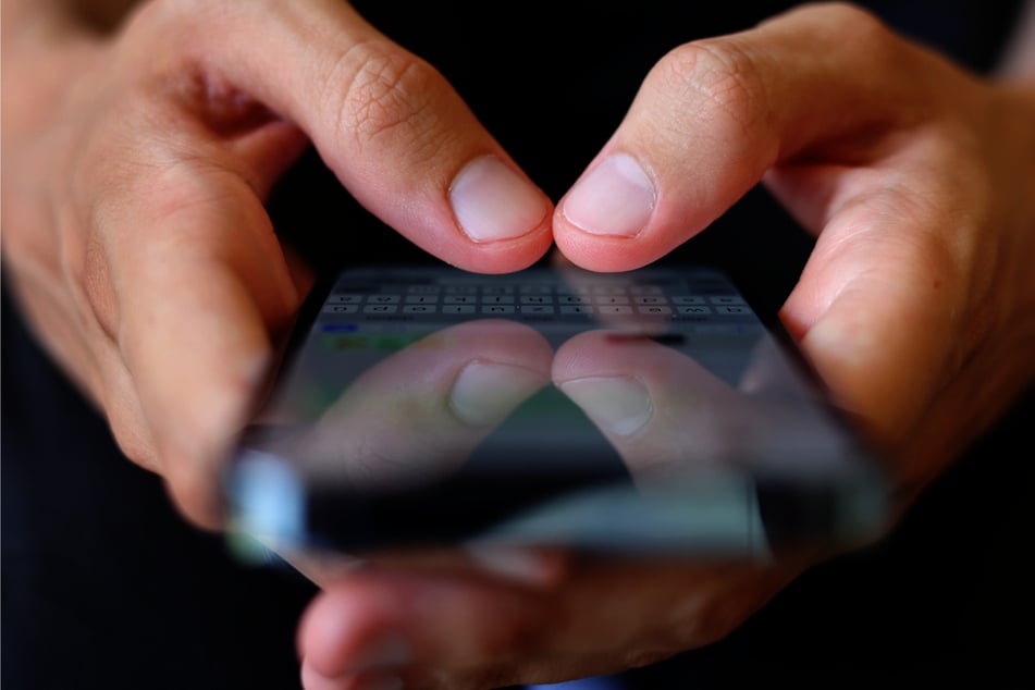 Der 46-Jährige hatte der angeblichen Vermittlerin Fotos von Personalausweis und Gehaltsabrechnung per WhatsApp zukommen lassen. (Symbolfoto)