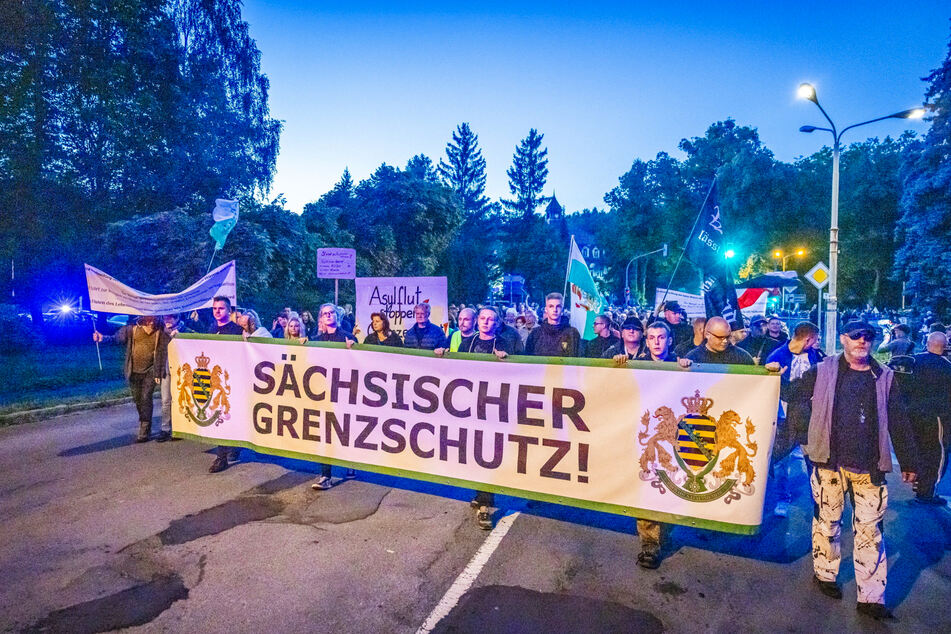 Die Partei Freie Sachsen ist dem rechtsextremen politischen Rand zuzuordnen. Sie tritt flächendeckend in Sachsen zu den Kommunalwahlen an.