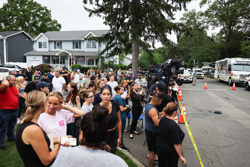 Eine große Menschenmenge versammelte sich am Haus des mutmaßlichen Killers auf Long Island. Derweil laufen die Ermittlungen auf Hochtouren.
