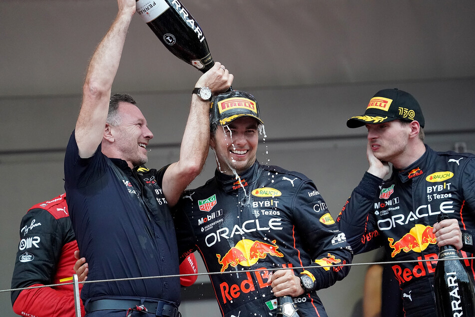 Im Mai wurde Perez für seinen Grand-Prix-Sieg in Monaco noch von RB-Racing-Teamchef Christian Horner (48, l.) gefeiert.