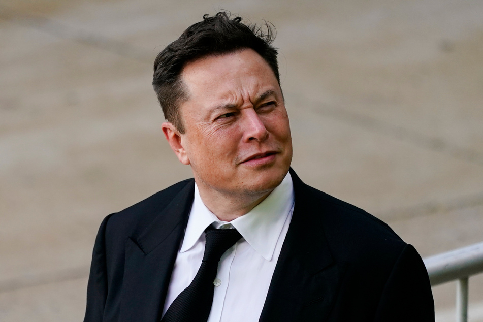 Elon Musk beim Verlassen eines Gerichtsprozesses gegen seine Firma im Juli 2021.
