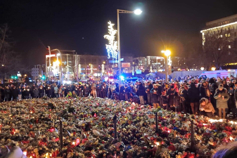 Die trauernde Menge fand sich unter anderem an der Johanniskirche zusammen, wo sie über den Weihnachtsmarkt bis zum Alten Markt eine Lichterkette bildete.