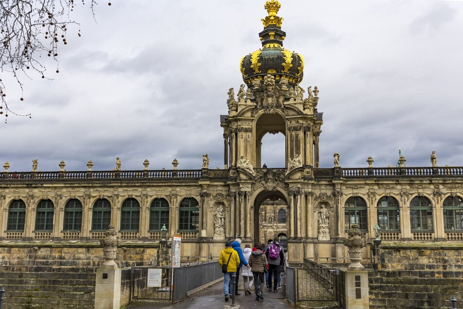 Einbrecher hatten offenbar über das "Kronentor" den geöffneten Innenhof des Zwingers betreten. Anschließend war ihr Ziel anscheinend die Porzellansammlung. (Archivfoto)