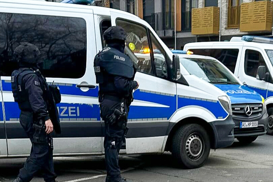 Die Burgstraße in Frankfurt-Nordend wurde am heutigen Donnerstag gesperrt: Eine Frau Waffe hatte den Alarm ausgelöst.