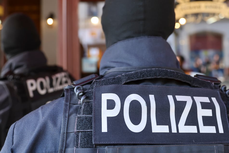 Zur Bekämpfung der Kinderpornografie durchsuchten Einsatzkräfte der Polizei insgesamt zwölf Wohnungen in Dresden. (Symbolfoto)