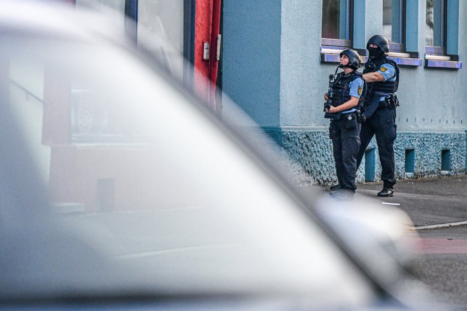 Die Polizei umstellte das Wohngebäude.