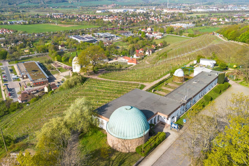 Die Radebeuler Volkssternwarte samt Planetarium auf den Ebenbergen.