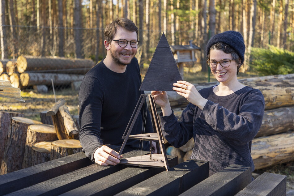 Die Architekten Tobias Maisch (34) und Franziska Käuferle (35) präsentieren das Modell für die "Rakete".