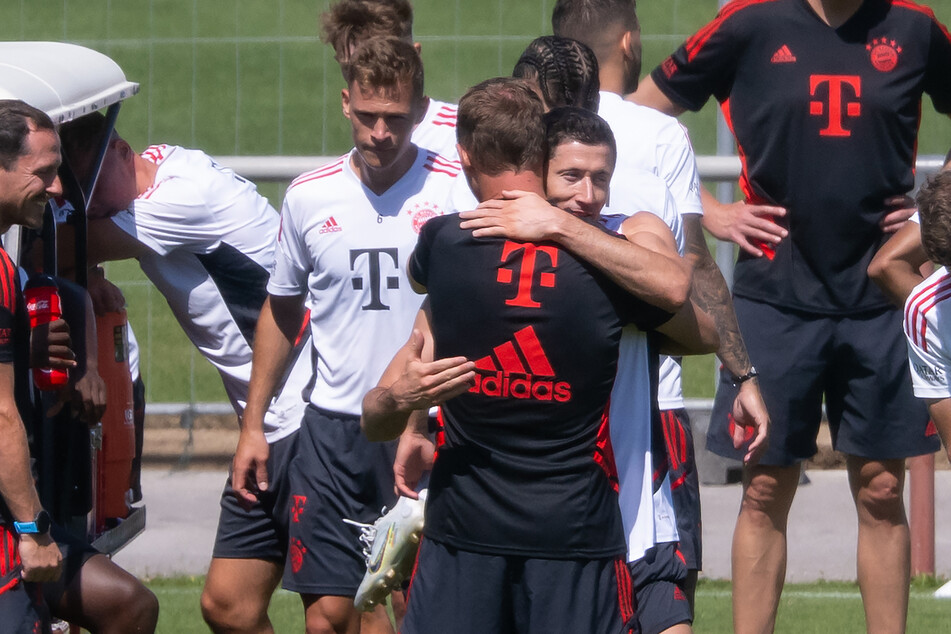 Robert Lewandowski (33, vorne r.) und Trainer Julian Nagelsmann (34, vorne l.) von München verabschieden sich am Ende des Trainings.