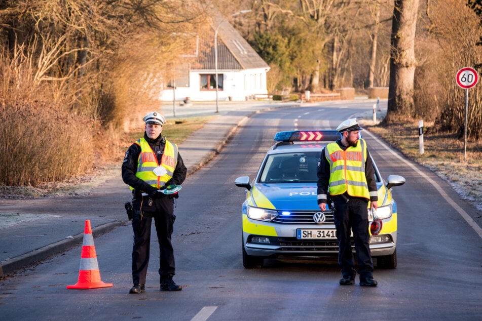 Polizisten haben Straße um den betroffenen Betrieb gesperrt.