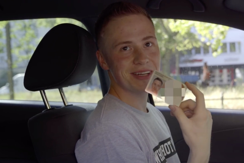 Marvin Wildhage (24) zeigt in seinem YouTube-Video seinen falschen Ausweis.