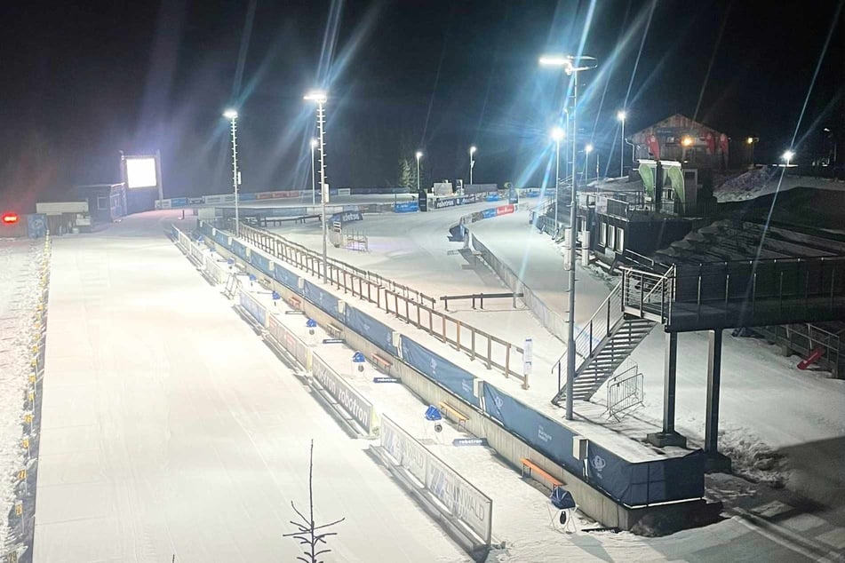 Unter Flutlicht kann man über die winterlichen Strecken gleiten.