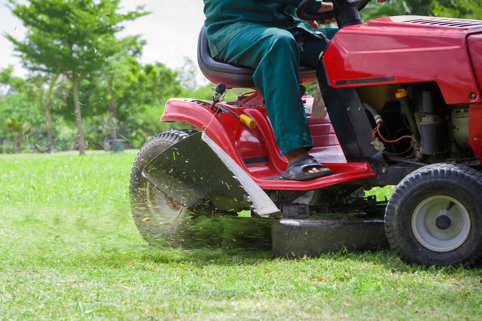 In Oberbayern ist am Mittwoch ein 29 Jahre alter Mann seinen schweren Verletzungen nach einem Unfall mit einem Aufsitzrasenmäher erlegen. (Symbolbild)