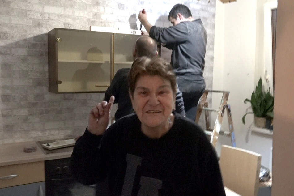 Die Rentnerin freut sich über ihre neue Küche.