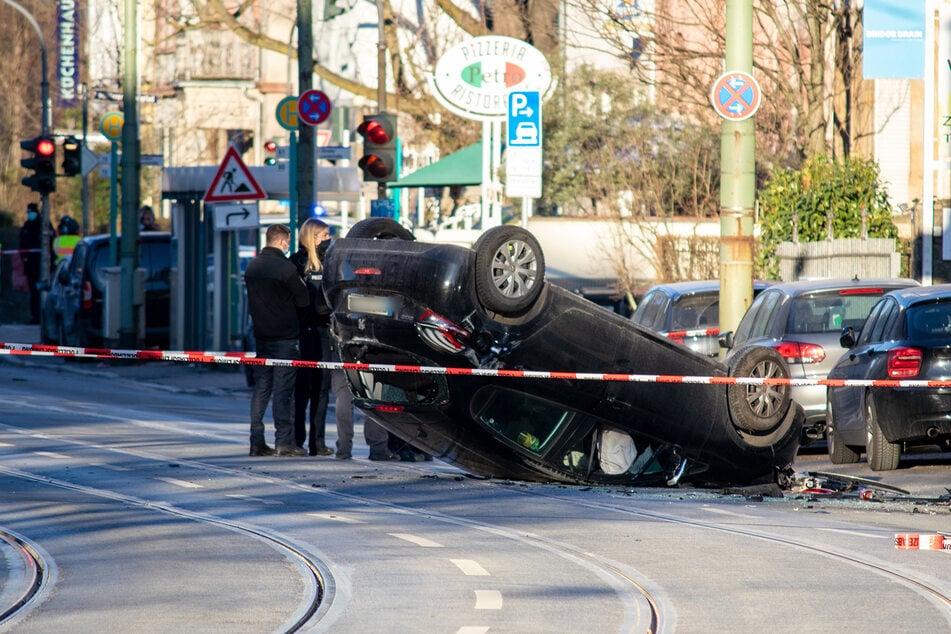 Der Peugeot erfasste zwei Männer (31, 40), die ihren Verletzungen erlegen sind.