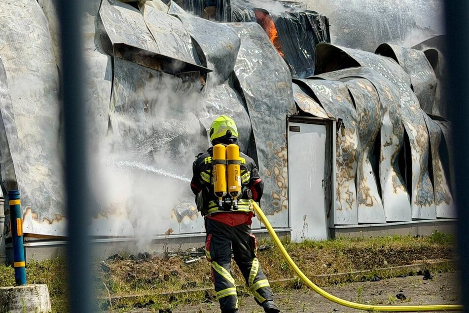 Der Brand in Oranienburg sorgte am Sonntag dafür, dass die Feuerwehr jede Menge Löscharbeit hatte.