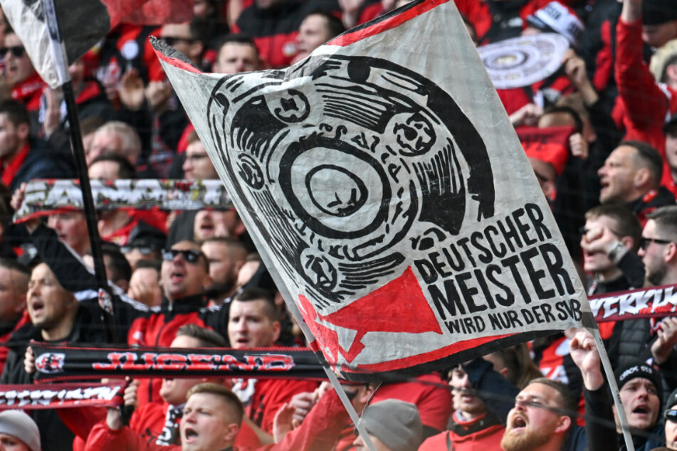 Einige Fans des Meisters Bayer 04 wünschen dem Effzeh den Klassenerhalt.