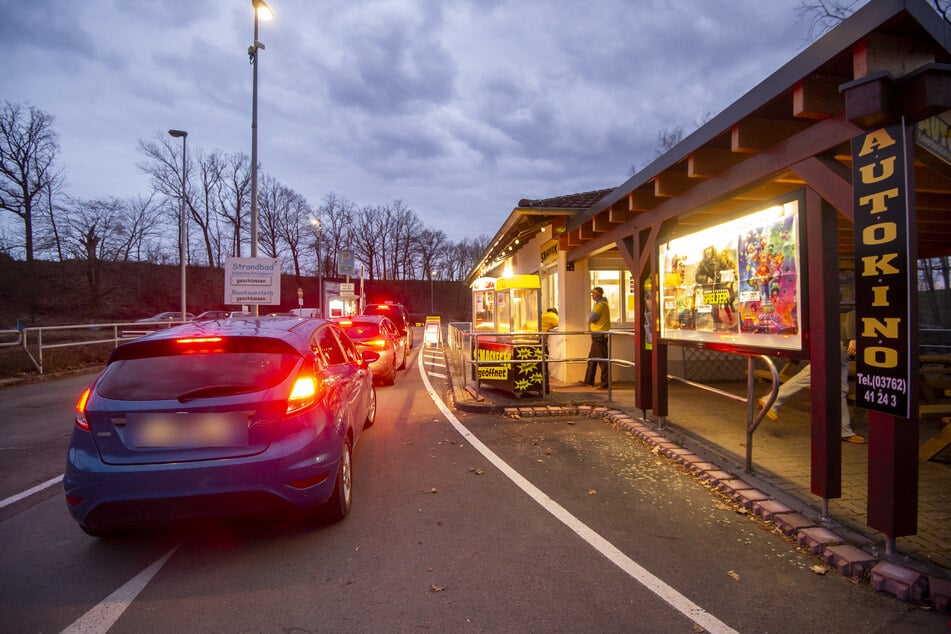 Gerade am Osterwochenende machen sich Familien aus der Umgebung auf den Weg zum Autokino Langenhessen.
