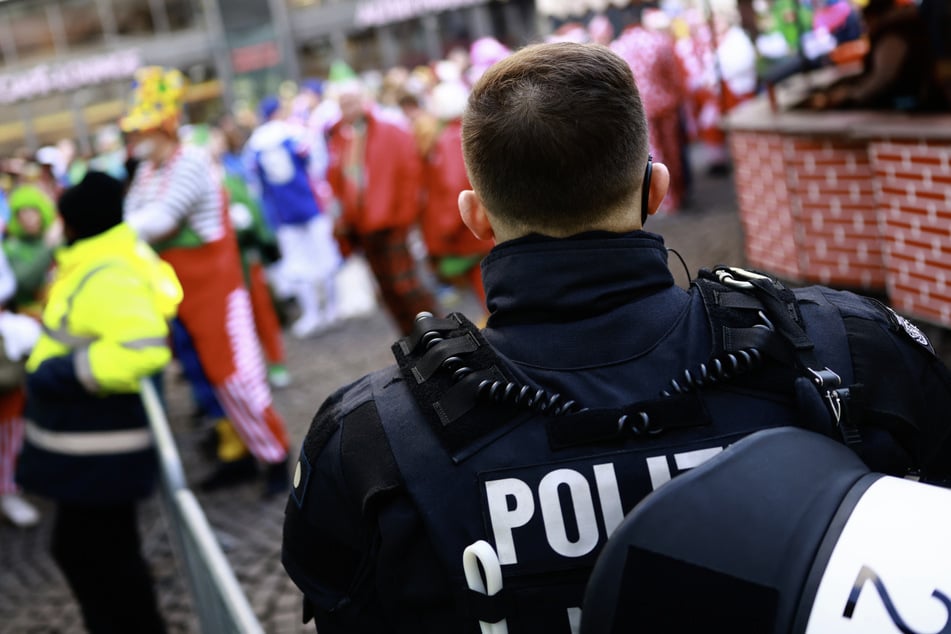 Die Kölner Polizei ermittelt nach Weiberfastnacht in mehreren Sexualdelikten, darunter auch in zwei mutmaßlichen Vergewaltigungen.