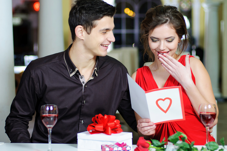 Verliebte können sich am Valentinstag auch zu Hause mit kleinen Aufmerksamkeiten überraschen.