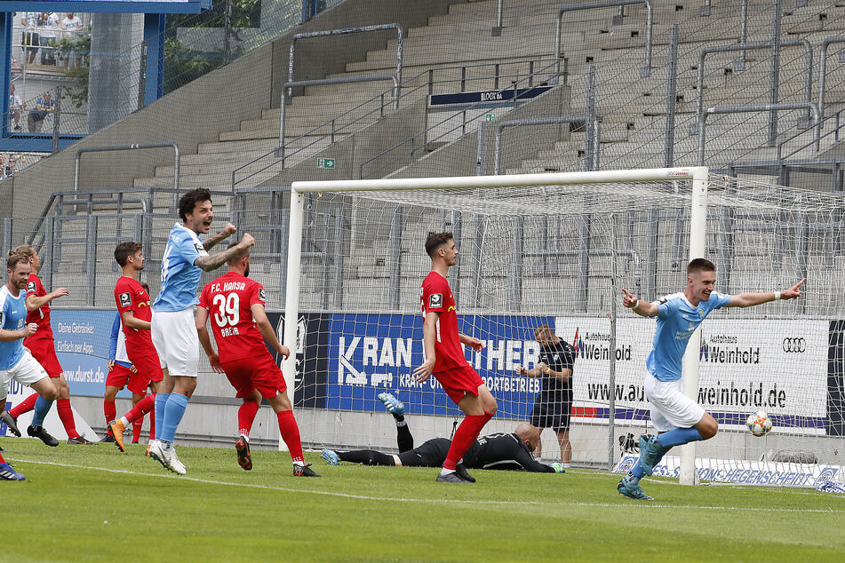 Sören Reddemann (r.) bejubelt seinen letzten Treffer für den Chemnitzer FC. Dieser bedeutete das zwischenzeitliche 2:1 für die Himmelblauen gegen den FC Hansa Rostock. Am Ende gab es zwar einen 4:2-Sieg, Reddemann & Co. stiegen dennoch in die Regionalliga ab.