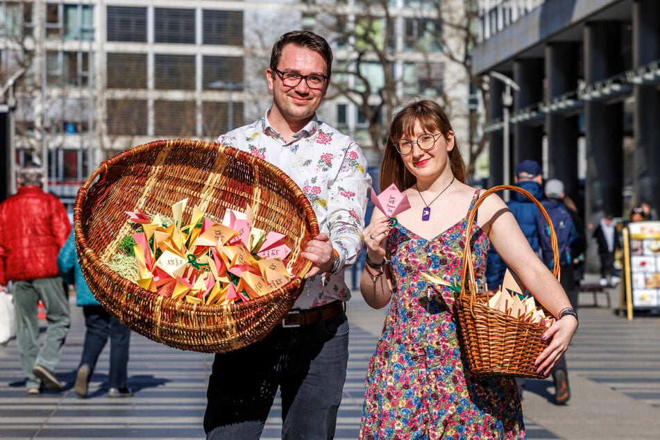 Stephanie Henkel (31) und Manuel Wolf (33) von der Piraten-Partei kaperten auf der Prager Straße den Frauentag und verteilten Faltblumen mit sprachlichen "Dornen".