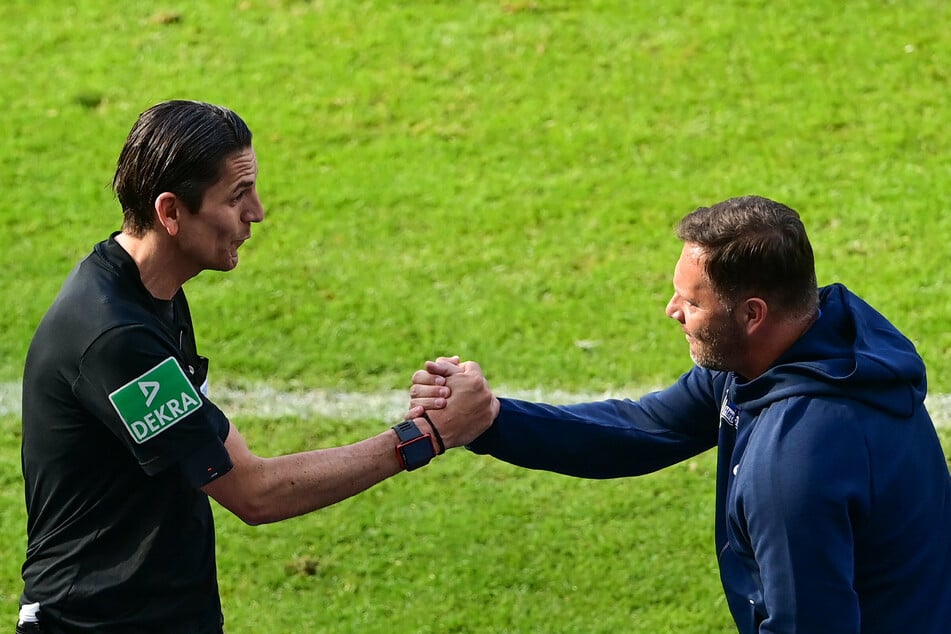 Herthas Trainer Pal Dardai (45, r.) und Schiedsrichter Deniz Aytekin (42) schütteln nach dem Spiel die Hand.