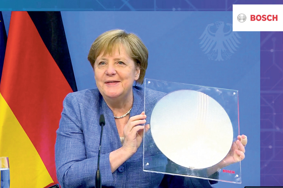 Bundeskanzlerin Angela Merkel (66, CDU) hält einen 300-Millimeter-Wafer. Auf diesen Siliziumscheiben werden die Mikro-Chips produziert.
