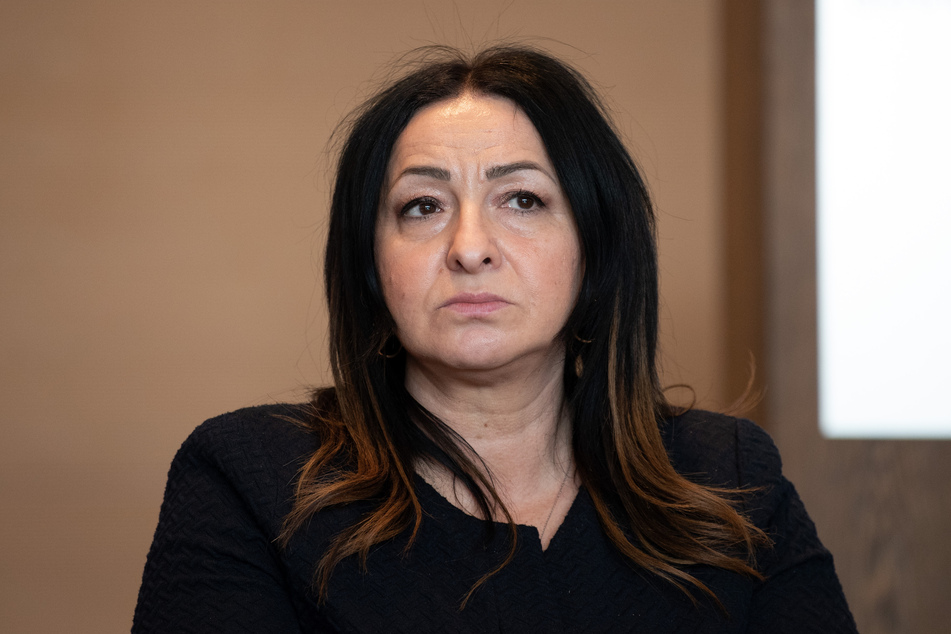 Berlins Gesundheitssenatorin Dilek Kalayci (SPD) verlässt sich bei der Beschaffung dringend benötigter Schutzkleidung für Arztpraxen auf den Bund.