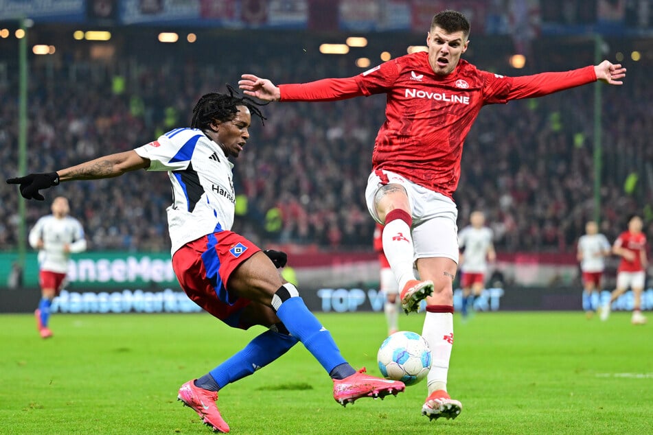 Kaiserslauterns Erik Wekesser (r.) vergab im Zweitliga-Spitzenspiel gegen den HSV eine absolute Riesenchance auf den Ausgleich.