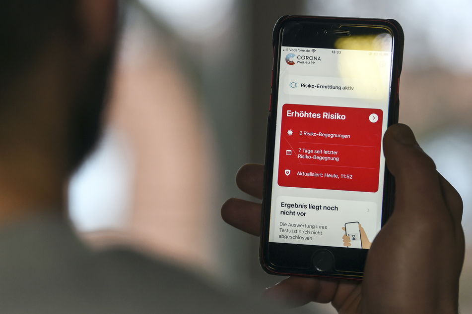 Die Corona-Warn-App der Bundesregierung wurde bislang mehr als 25 Millionen Mal heruntergeladen. Experten schätzen, dass sie von rund 23 Millionen Menschen aktiv genutzt wird. Die Wirksamkeit der App erhöht sich, je mehr Menschen die Anwendung auch tatsächlich einsetzen.