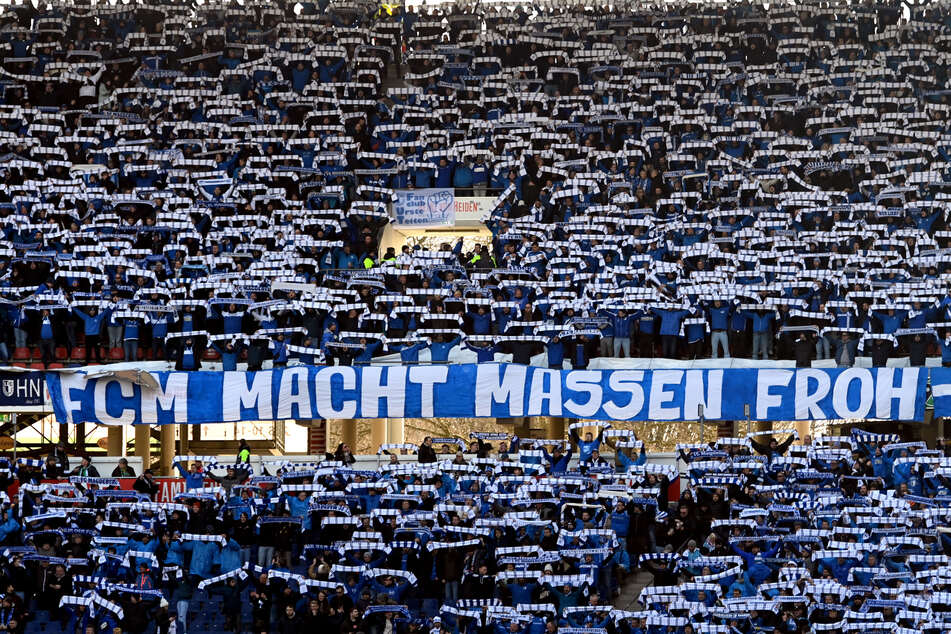 10.000 Fans begleiteten den 1. FC Magdeburg zum Auswärtsspiel in Hannover mit. Die Stimmung auf den Rängen war fantastisch.