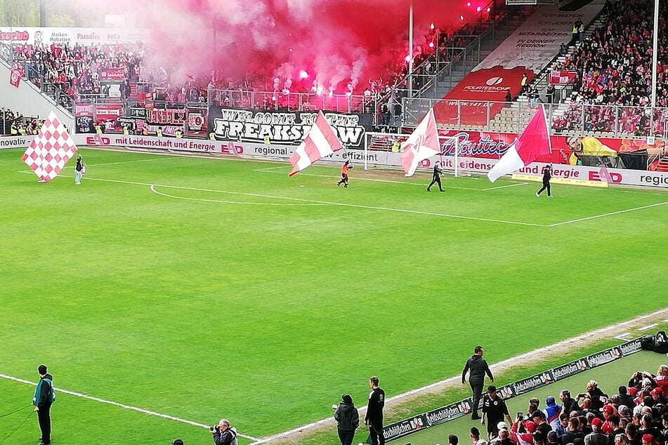 Die RWE-Fans zündeten Pyro und Rauchtöpfe im Gästeblock, der Anpfiff verzögerte sich.