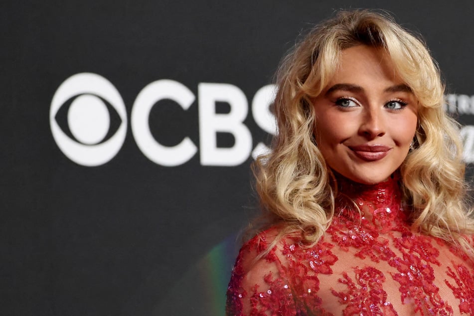 Sabrina Carpenter channels Carrie Bradshaw to hype up SNL hosting gig