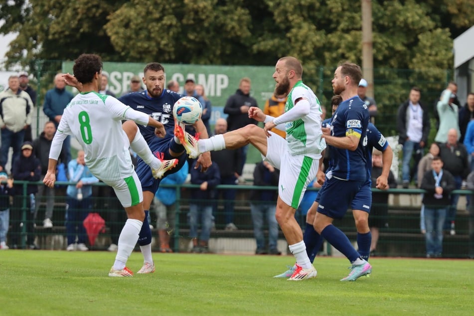 CFC-Kapitän Tobias Müller (r.) im Zweikampf mit dem ehemaligen Zweitliga-Profi Daniel Adlung.