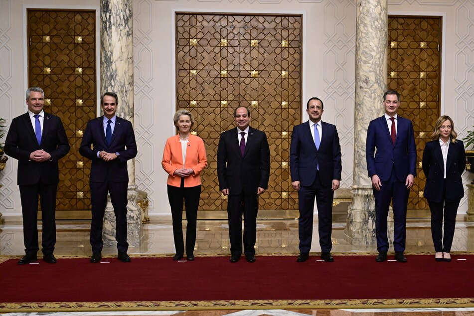 Karl Nehammer (51, v.l.n.r), Bundeskanzler von Österreich, Kyriakos Mitsotakis (56), Premierminister von Griechenland, Ursula von der Leyen (65), Präsidentin der Europäischen Kommission, Abdel Fattah al-Sisi (69), Präsident von Ägypten, Nikos Christodoulides (50), Präsident von Zypern, Alexander De Croo (48), Premierminister von Belgien, und Giorgia Meloni (47), Ministerpräsidentin von Italien trafen sich für das Abkommen.
